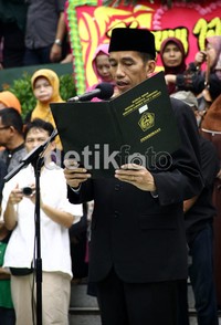 Gubernur DKI Jakarta Joko Widodo memberikan pidato saat menjadi inspektur upacar pelepasan jenazah mantan Gubernur DKI Wiyogo Atmodarminto. Ramses/detikcom.