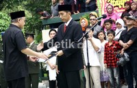 Gubernur DKI Joko Widdodo menerima salinan berkas dari salah satu keluarga almarhum Wiyogo Atmodarminto. Ramses/detikcom.