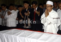 Sebelumnya jenazah almarhum Wiyogo Atmodarminto disalatkan di Masjid Taman Sunda Kelapa, Menteng, Jakarta Selatan. Ramses/detikcom.