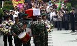 Jokowi Serahkan Jenazah Wiyogo ke TNI