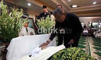 Mantan Gubernur DKI Jakarta Soerjadi (kanan), memegang jenazah (Alm) Wiyogo Atmodarminto, saat melayat di rumah duka.