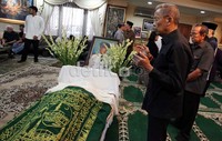 Soerjadi tampak berdoa di depan jenazah almarhum.