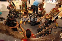 Sejumlah penari dari Kalimantan Tengah, dihiasi seni tubuh atau tato Latok Lakia Bajey, sebelum mereka menari di atas panggung, pada acara event Borneo Extravaganza, di Mall Taman Anggrek, Jakarta.