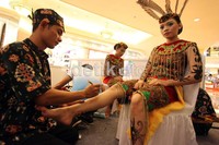 Seni keindahan tubuh atau tato Latok Lakia Bajey yang menghiasi kedua kaki dan kedua lengan tangan dari para penari, terlihat etnik.