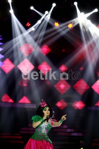 Syahrini tampil membawakan lagu andalannya yang berjudul Sesuatu.
