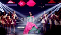 Dibawah sinaran cahaya yang apik semakin menambah kesan dramatis pada gaun seperti barbie yang dikenakannya malam itu.