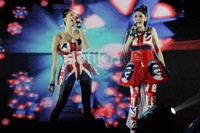 Maia dan Meychan tampil mengenakan balutan dress bermotif bendera Inggris.