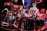 Dalam kesempatan itu Duo Maia menunjukkan kepiawaian mereka memainkan drum.