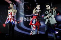 Aksi kolaborasi Duo Maia dan pemain biola asal Malaysia Dennis Lau.
