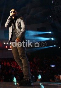 Tak lupa Pasha memberikan support kepada sepuluh finalis dan menyapa para penggemarnya di depan panggung.