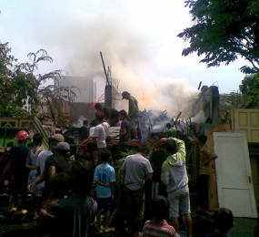 Putung Rokok Ludeskan Dua Gudang Kayu