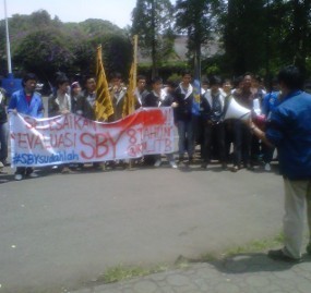 Nilai SBY Gagal Memimpin, Mahasiswa Gelar Aksi di Depan Kampus ITB