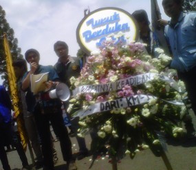 Kritisi SBY, KM ITB Bacakan Puisi dan Tabur Bunga