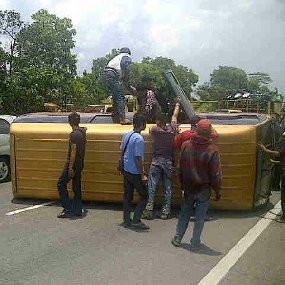Mobil X-Trans Terguling Sebelum Keluar Tol Pasteur