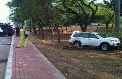 Pajero Sport Putih Loncat ke Taman di Semanggi