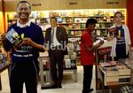 Banner Dahlan Iskan, Jokowi & CT Sapa Pengunjung Mal
