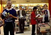 Banner itu seukuran dengan badan mereka dan digambarkan sedang tersenyum dan bergaya. (Ramses/detikcom).