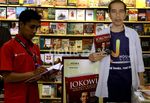 Banner Dahlan Iskan, Jokowi & CT Sapa Pengunjung Mal