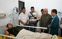 Menko Perekonomian Hatta Rajasa menjenguk pasien yang dirawat di UGD RSU Bahteramas.