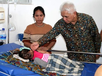 Hatta Rajasa Jenguk Pasien RSU Bahteramas