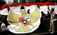 Dalam aksi tersebut, puluhan pelajar yang tergabung dalam Solidaritas Penerus Bangsa juga membawa lambang negara, Garuda. (Ramses/detikcom).