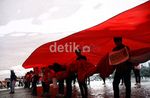 Bendera Merah Putih Membentang di Bundaran HI