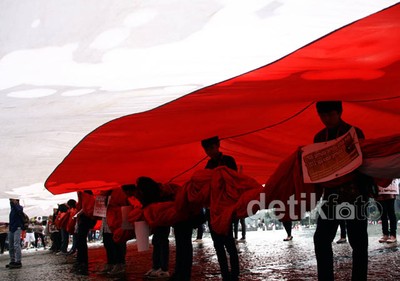 Bendera Merah Putih Membentang di Bundaran HI