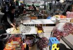 Ritel Besar Hingga PKL Berdampingan di Seoul