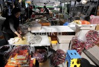 PKL yang menjual bumbu dapur ini berjualan di kawasan bisnis dan perkantoran Jung-gu, Seoul seperti dijepret pekan lalu. PKL ditata dengan tertib di jantung ekonomi Seoul. Penataan peritel besar dan PKL yang bermodal cekak patut ditiru karena dapat hidup berdampingan.