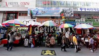 PKL berjualan rapih di kawasan Namdaemun Market. Kawasan ini tidak setenar pusat wisata belanja Myeongdong. Namun barang-barang yang ditawarkan tetap berkualitas dengan harga lebih murah dari di Myeongdong.