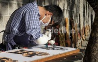 Pemahat ini tetap giat dan tidak mengeluh meski kondisi tangannya tidak sempurna.