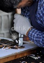 Meski Cacat Tangan, Pemahat Ini Sangat Terampil