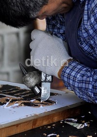 Kepiawaian membuat karya seni itu tidak terhalang oleh keterbatasan tangannya yang tidak seperti manusia kebanyakan. Ia mengalami tuna daksa yakni cacat tangan hingga siku.