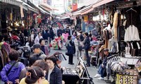 Suasana Pasar Namdaemun. Menurut seorang warga Indonesia di Seoul, siapa saja yang kesini tidak perlu khawatir copet. Di Seoul, kejahatan jalanan sangat minim.