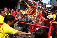 Kirab gotong Toapekong memeriahkan China Town Art Festival 2012.