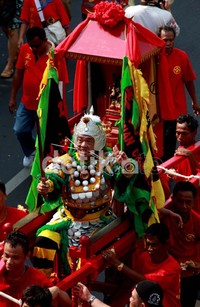 Atraksi tatung juga turut meramaikan.