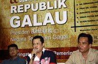 Bambang Soesatyo memaparkan isi buku tersebut dengan didampingi Yusril Ihza Mahendra dan Irmanputra Sidin. (Ramses/detikcom).