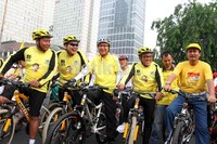 Sepeda santai juga diikuti oleh Fadel Muhammad (kanan), Aburizal Bakrie (kedua dari kanan), dan Cicip Sutardjo (ketiga dari kanan). (Ramses/detikcom).
