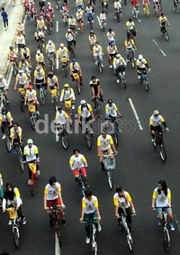 Ribuan kader Partai Golkar dengan memakai baju kuning mengikuti sepeda santai. (Ramses/detikcom).