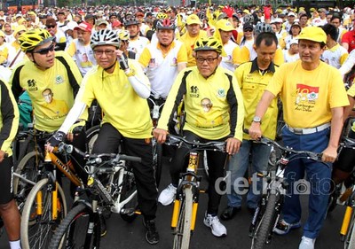 Sepeda Santai Meriahkan HUT Golkar