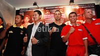 Chris John dan Daud Yordan berpose sambil mengepalkan tangan kanannya. Kedua petinju asal Indonesia tersebut menyatakan siap mempertahankan sabuk juara dunia yang sudah diraih.