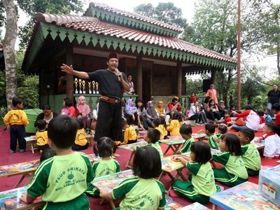 Bang Idin Ajari Anak PAUD Pelihara Lingkungan