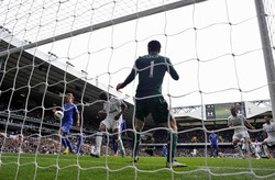 William Gallas menyamakan kedudukan menjadi 1-1 di menit ke47. Reuters/Dylan Martinez
