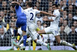 Juan Mata melepaskan tembakan yang berbuah gol ke gawang Spurs. Dalam pertandingan ini, Mata dua kali membobol gawang Spurs. Reuters/Dylan Martinez