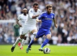 Juan Mata melakukan serangan dengan pengawalan Sandro. AFP/Glyn Kirk.