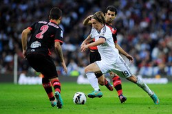 Luka Modric berusaha melewati dua pemain Celta Vigo. Getty Images/Gonzalo Arroyo Moreno.