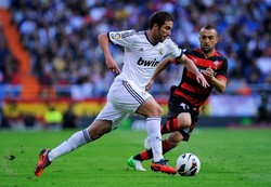 Gonzalo Higuain melakukan serangan ke gawang Celta Vigo. Dalam pertandingan ini, Higuain satu kali membobol gawang Celta Vigo. Gol tersebut dibuatnya di menit ke-10. Getty Images/Gonzalo Arroyo Moreno.