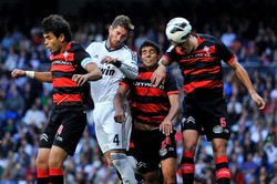 Sergio Ramos berebut bola dengan tiga pemain Celta Vigo. Getty Images/Gonzalo Arroyo Moreno.