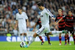 Gol kedua akhirnya datang di menit 67 melalui titik putih setelah Mesut Oezil dilanggar di kotak penalti. Ronaldo sebagai eksekutor sukses mengonversinya jadi gol. Getty Images/Gonzalo Arroyo Moreno.