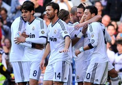 Para pemain Madrid merayakan kemenangan. Dengan hasil ini El Real naik ke posisi ke-4 dengan 14 poin dari delapan laga berlalu. Getty Images/Gonzalo Arroyo Moreno.